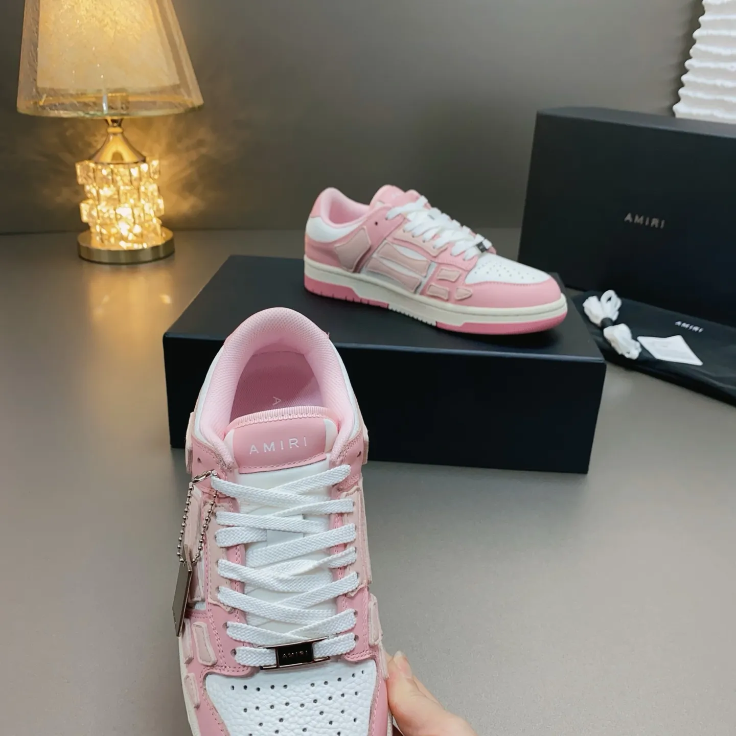 p580🐮🐮AMIRI Couple Style👑 The latest The Pacific Series Couple Style💀🦴Bone Stars Casual Sports Shoes Skateboard Shoes✔️ AMIRI's Pacific shoes are a sneaker that combines luxury and street style. Many celebrities and Internet celebrities have the same style. Its design and workmanship are very exquisite. Made of high-grade cow leather, soft to the touch and highly durable. 💎Fabrics: Original custom imported first-layer cowhide 💎Inner lining: Original customized breathable mesh 💎Foot: Original injection molded one-piece, comfortable, wear-resistant and not tiring for feet 💎Outsole: Original 1:1 molded three-color sole Original outsole 💎Sole thickness: 3CM 💎Size: Female 35-40 Male 39-46 💎Price; Top version 👑Special remarks Remark: (Female size 34 40 . Men's sizes 38 45 46 are customized and cannot be returned or exchanged. Please note when ordering! Thank you🤝🤝